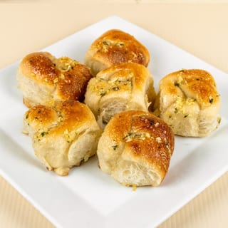 2 Garlic Knots